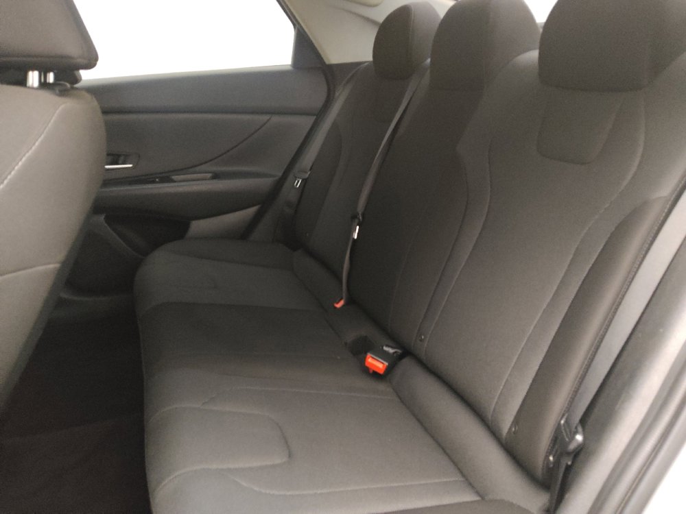 Used 2021 Hyundai Elantra SE image 18