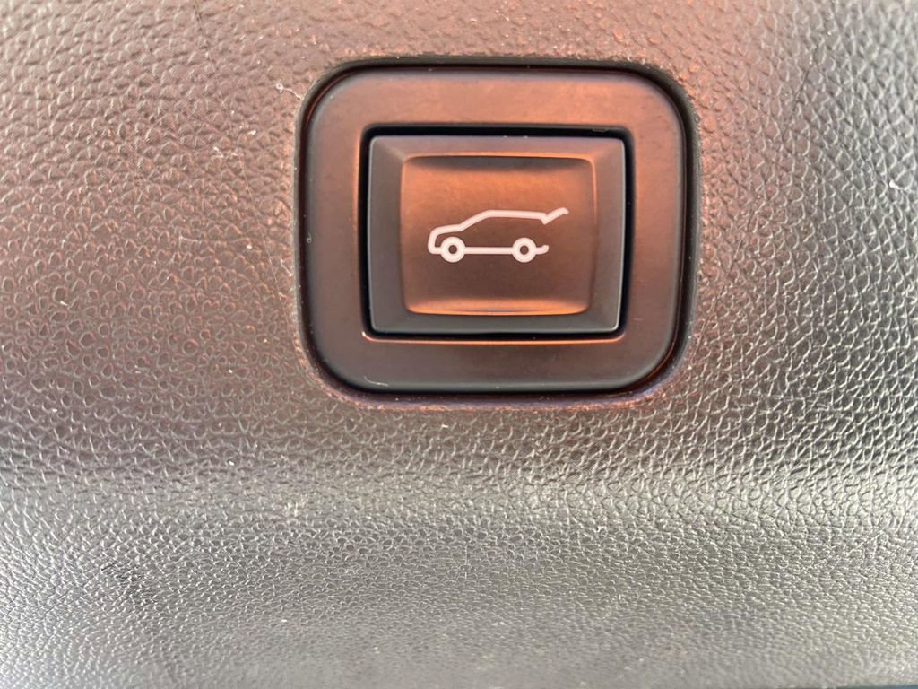 Used 2022 GMC Yukon XL Denali w/ Denali Premium Package RWD image 9