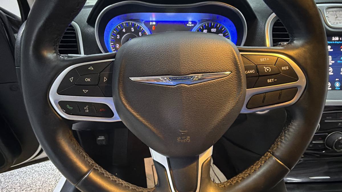 Used 2017 Chrysler 300 Limited RWD image 15