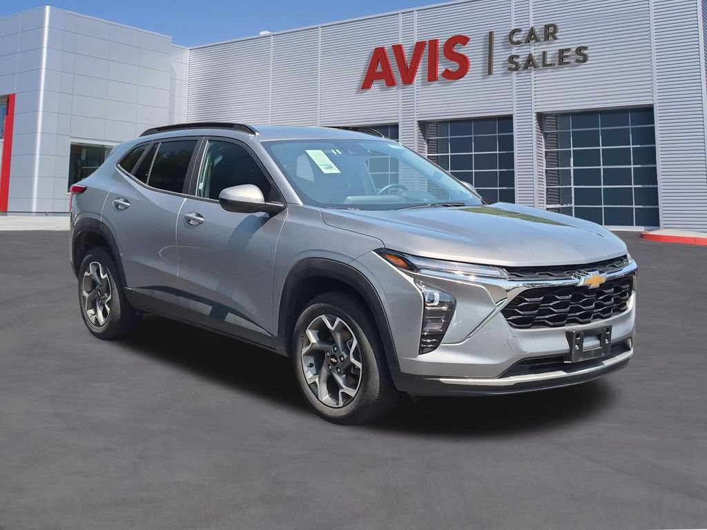 Used 2025 Chevrolet Trax LT w/ LT Convenience Package FWD image 3