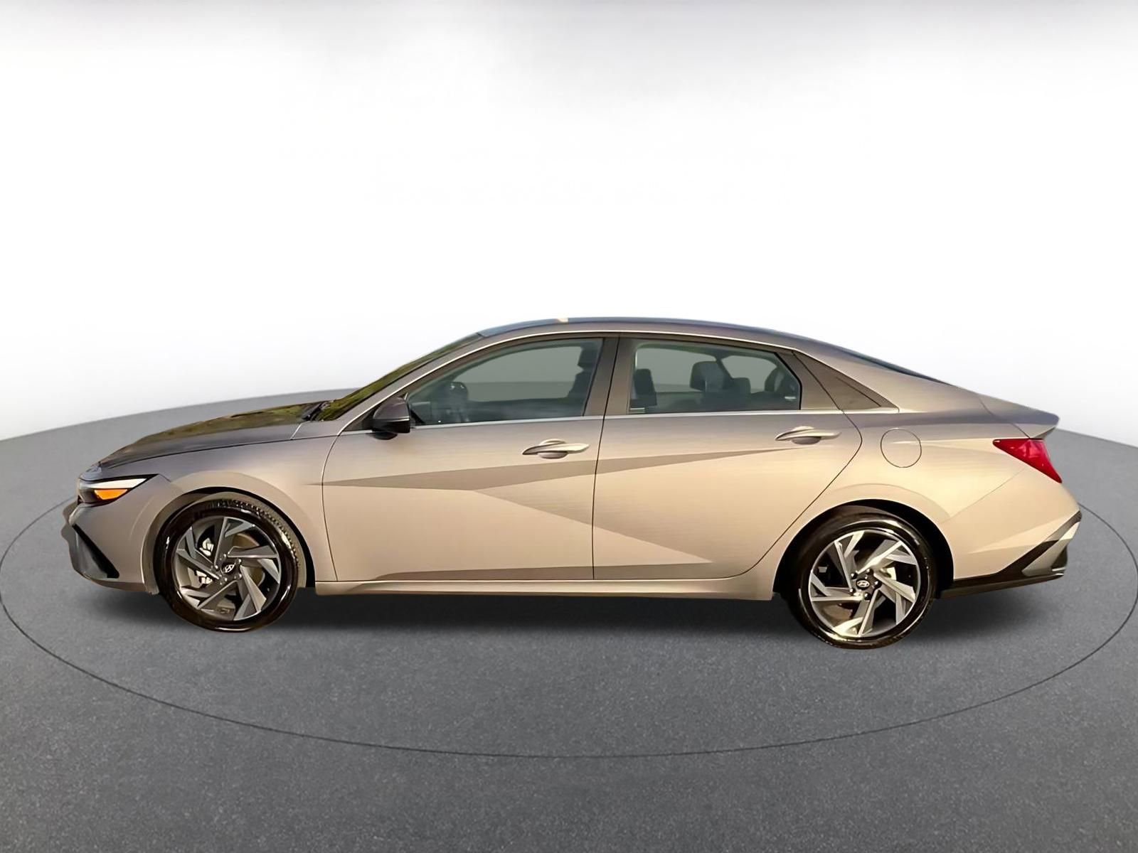 Used 2025 Hyundai Elantra Limited image 9