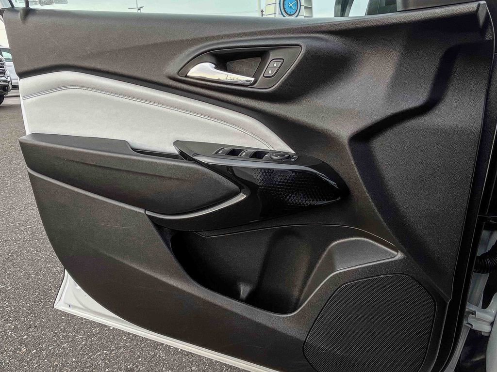 Certified 2025 Chevrolet Trax LT w/ LT Convenience Package image 39