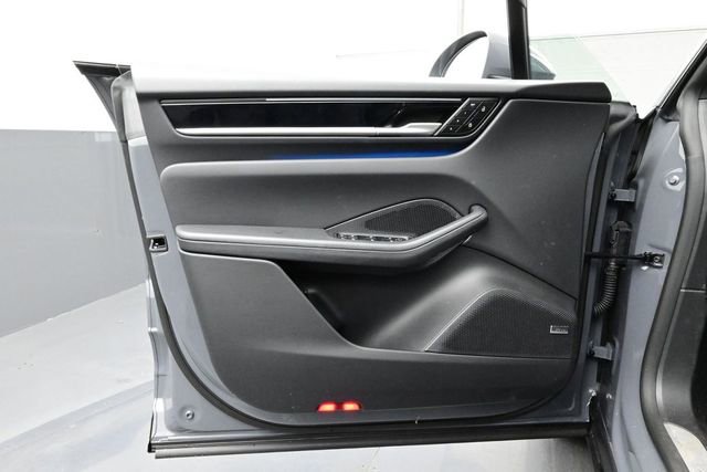 Used 2025 Porsche Macan Electric RWD image 7