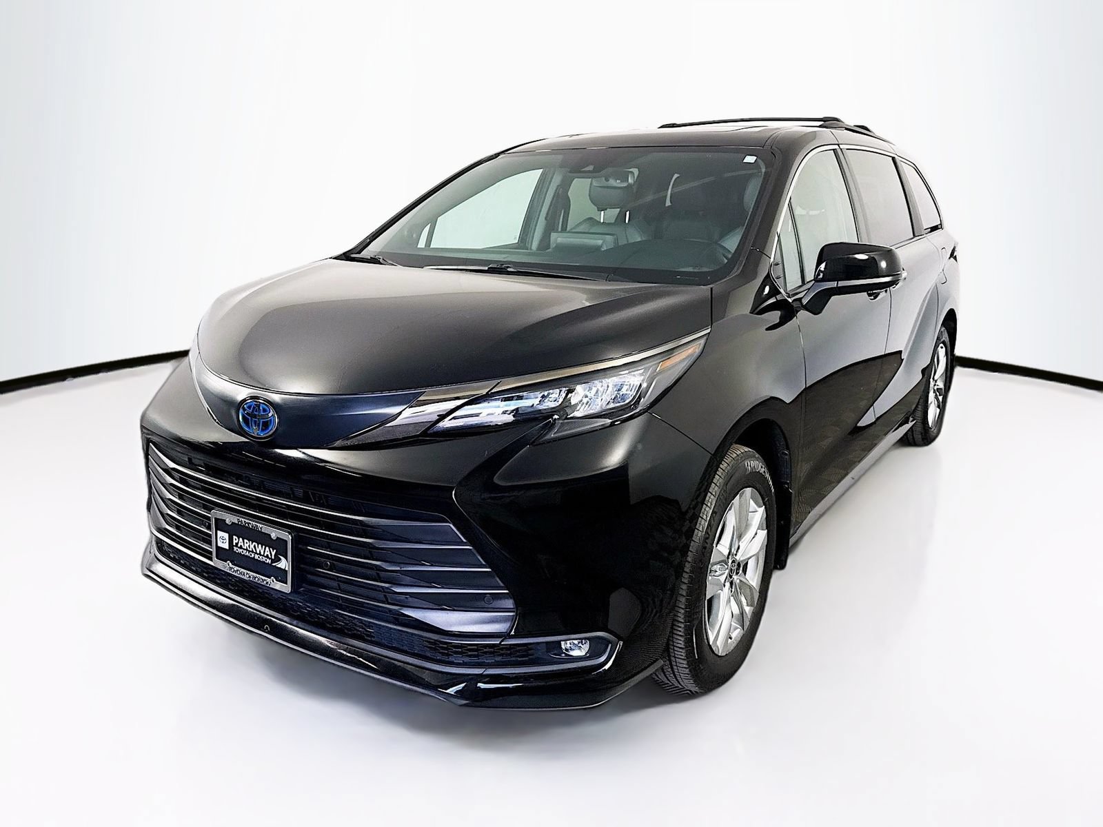 Certified 2022 Toyota Sienna XLE Woodland Edition AWD/4WD image 3