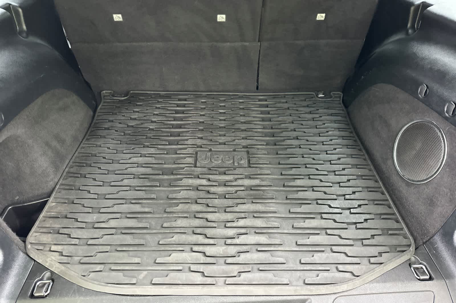 Used 2019 Jeep Grand Cherokee Altitude AWD/4WD image 15