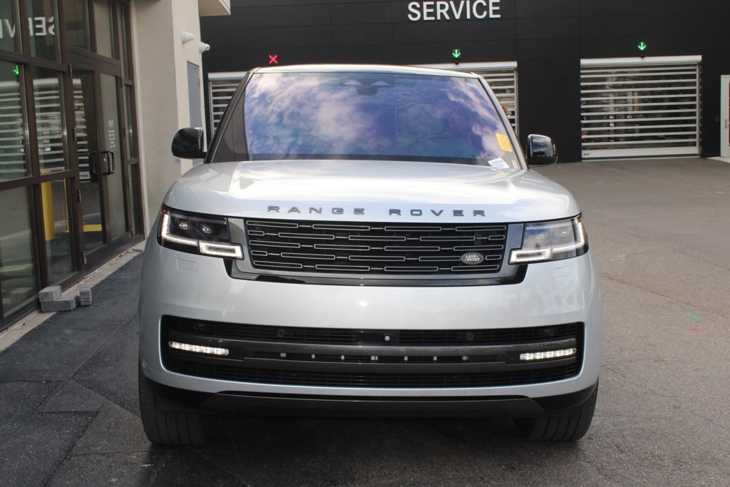 Used 2023 Land Rover Range Rover SE image 3
