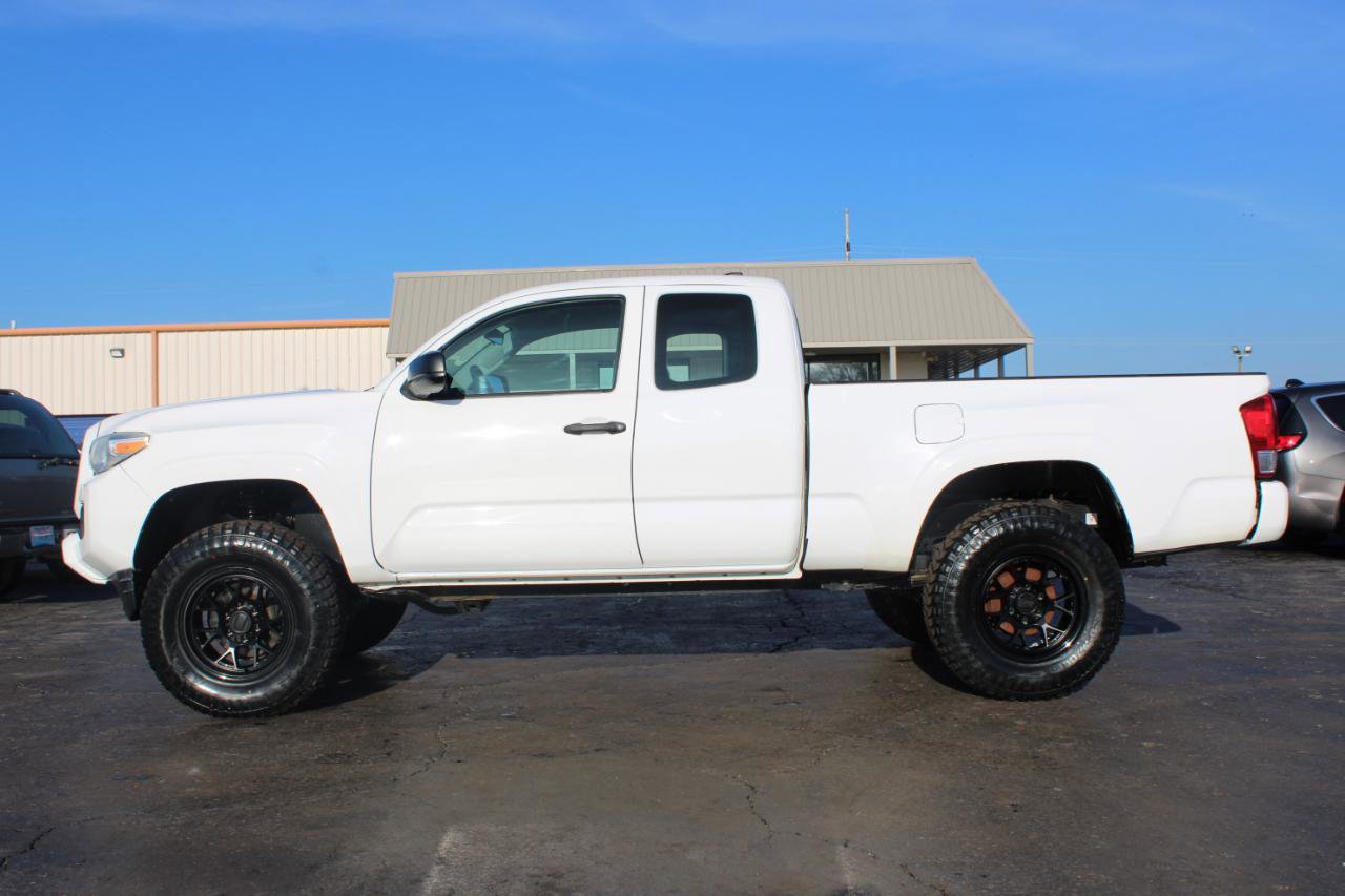 Used 2016 Toyota Tacoma SR image 11