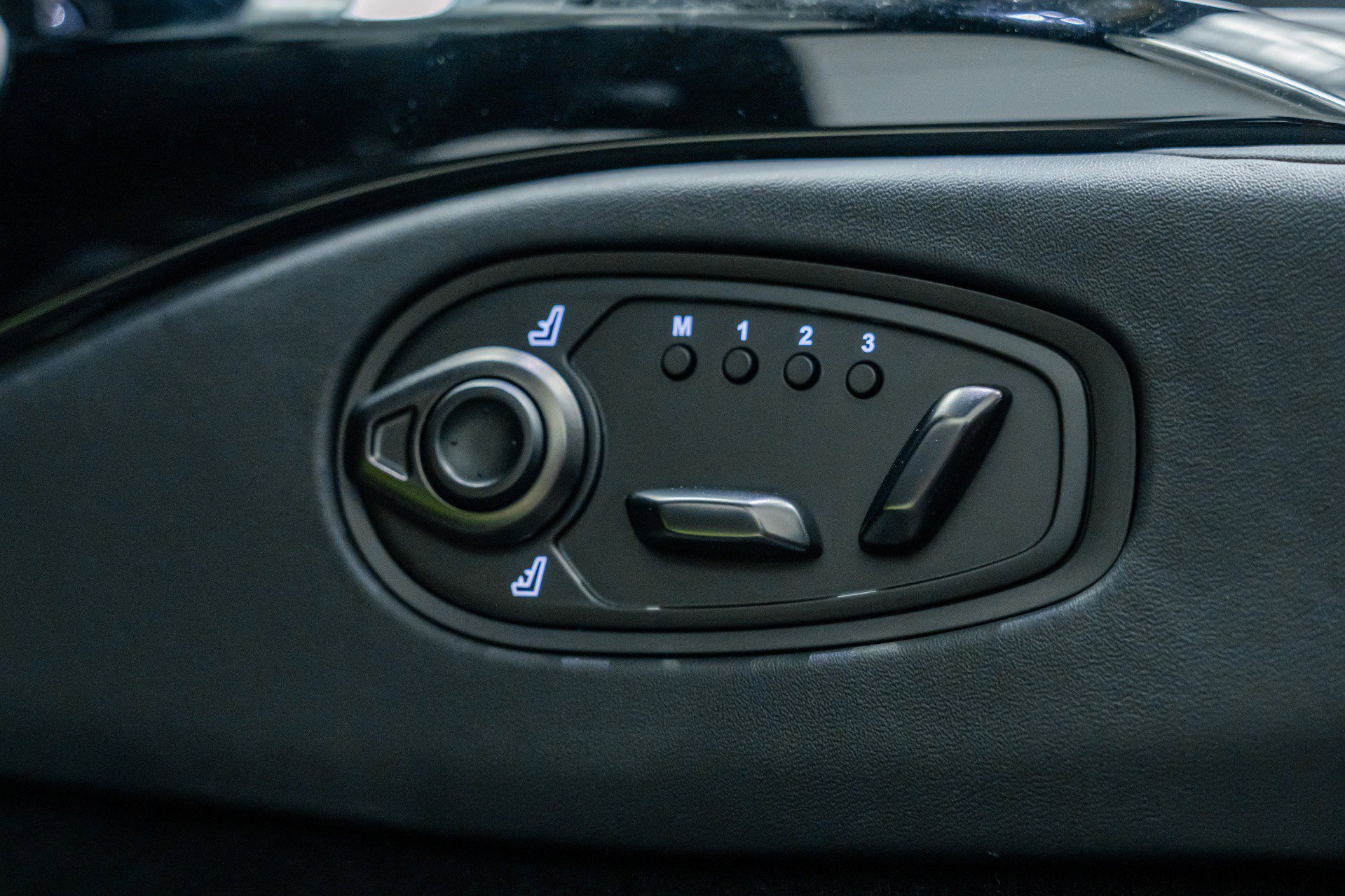 Used 2022 Aston Martin V8 Vantage Roadster RWD image 28