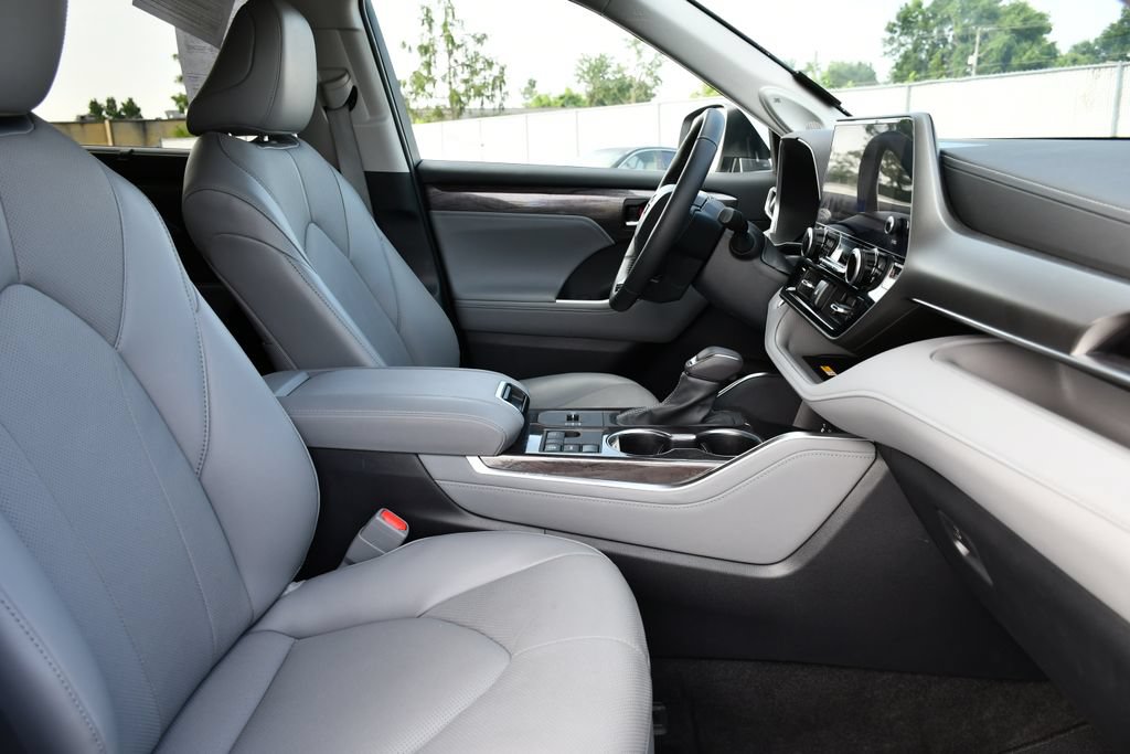 Used 2024 Toyota Highlander Limited FWD image 37
