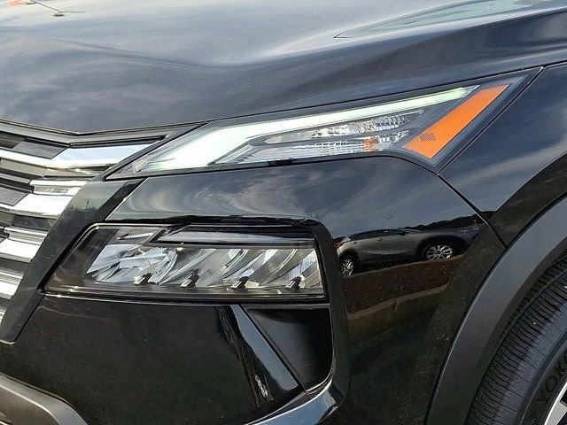 Used 2024 Nissan Rogue SV FWD image 12