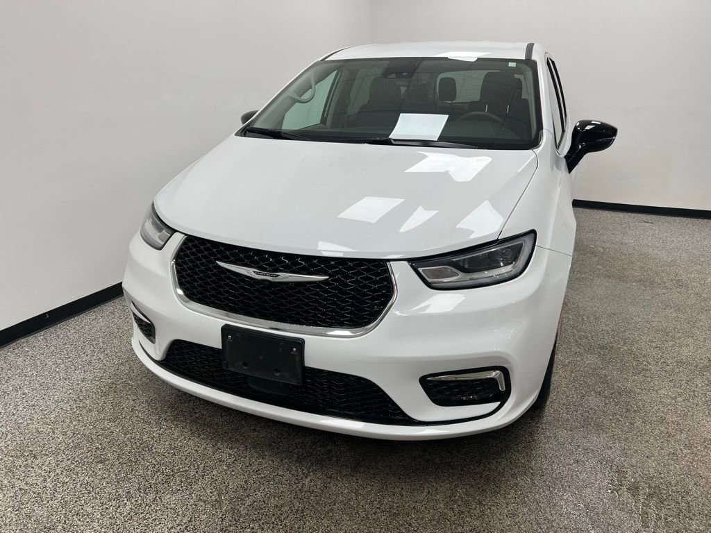 Used 2024 Chrysler Pacifica Touring-L image 3