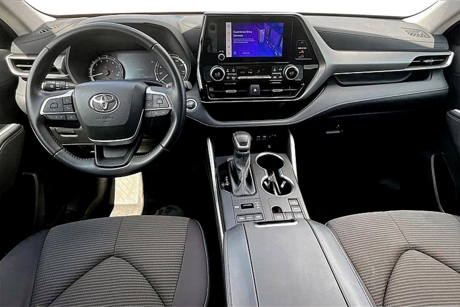 Used 2024 Toyota Highlander LE image 15