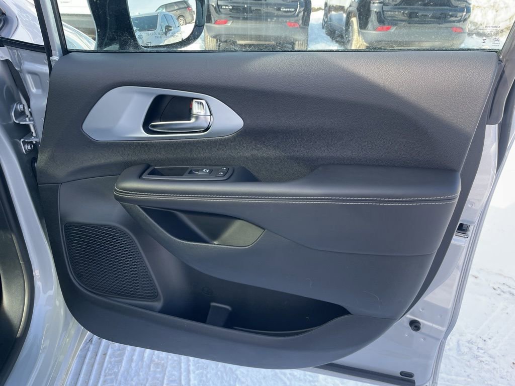 New 2026 Chrysler Pacifica Limited w/ S Appearance Package image 10