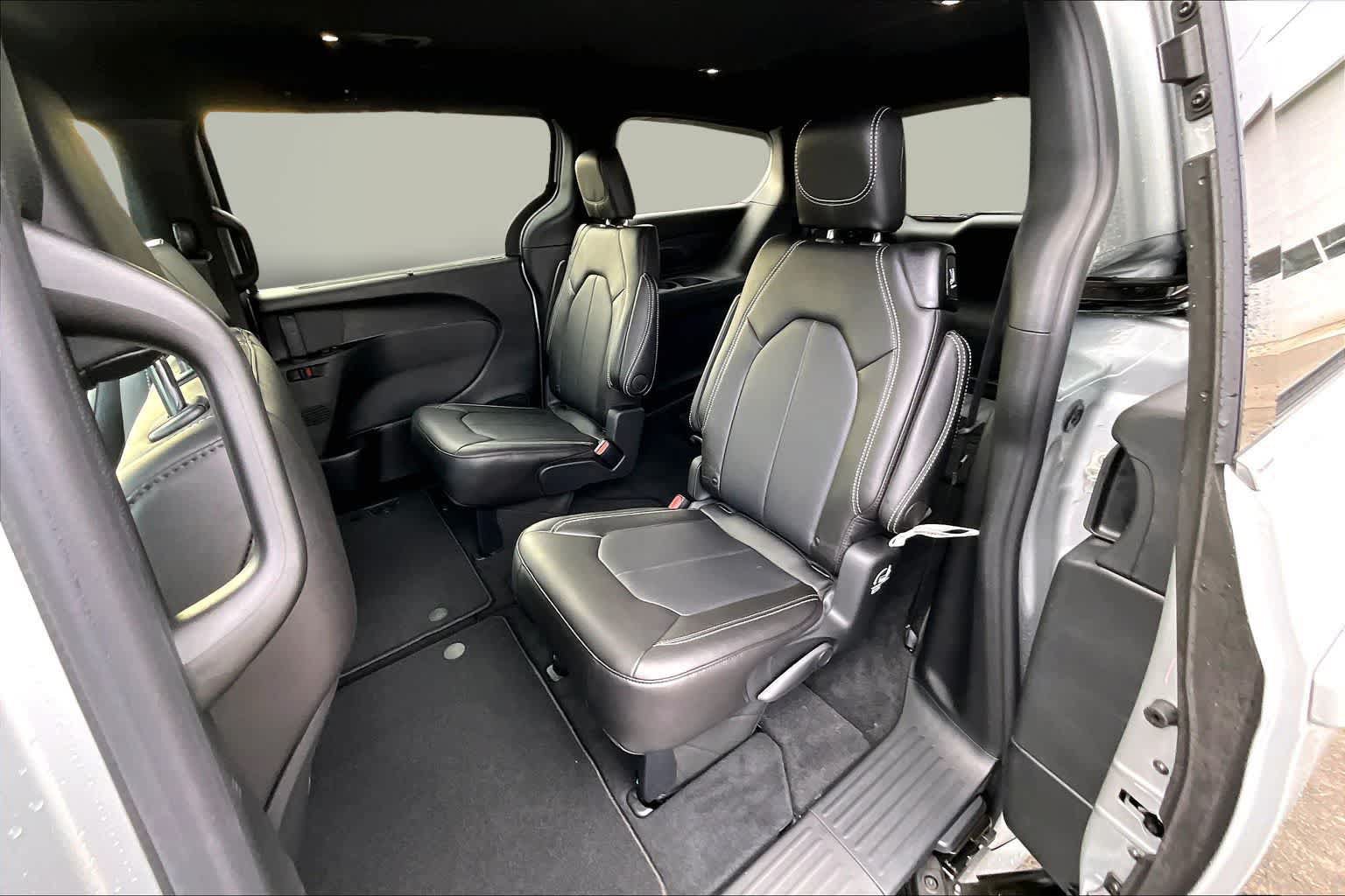 New 2026 Chrysler Pacifica Select AWD/4WD image 13