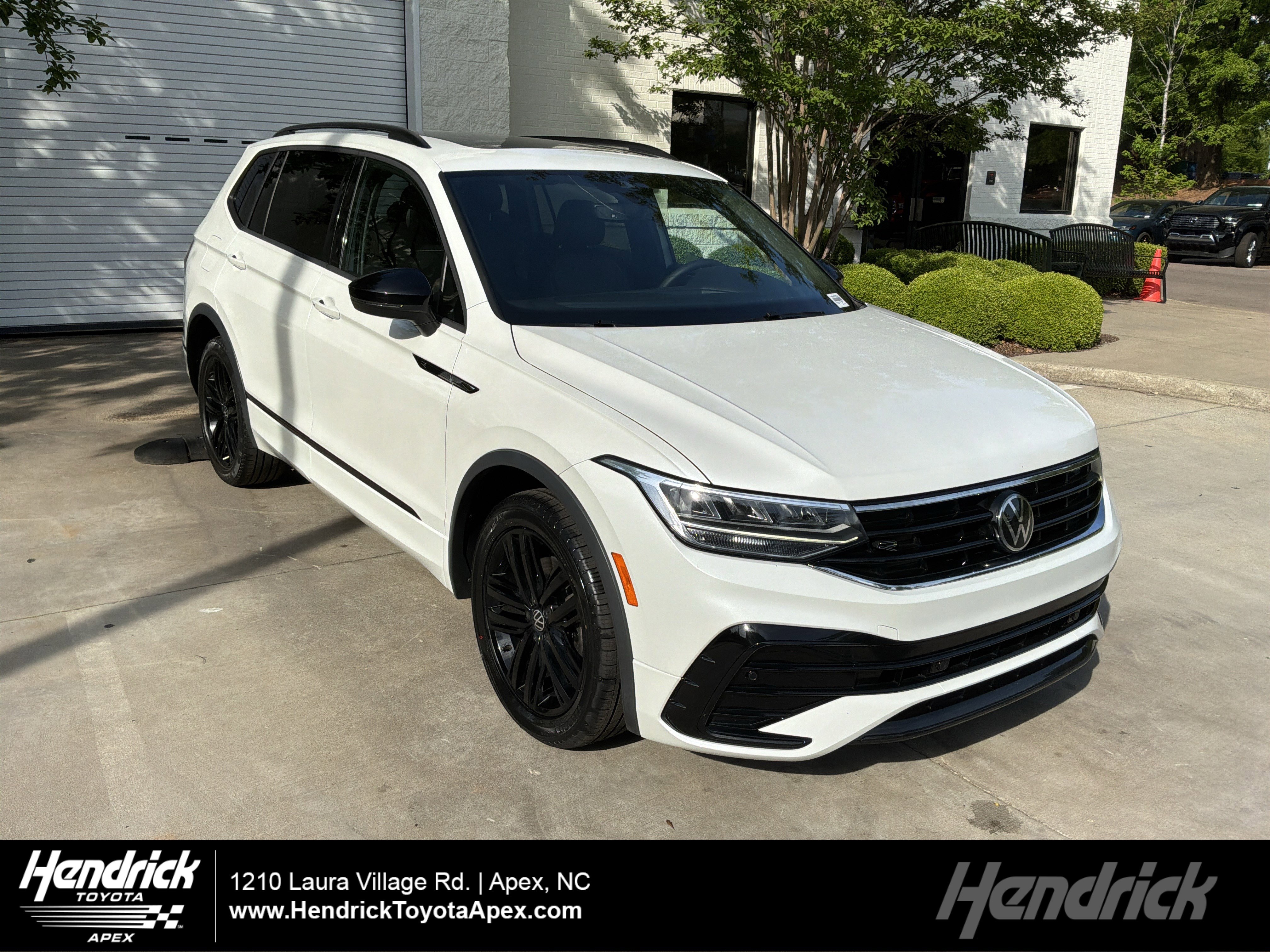 Used 2022 Volkswagen Tiguan SE R-Line FWD image 1