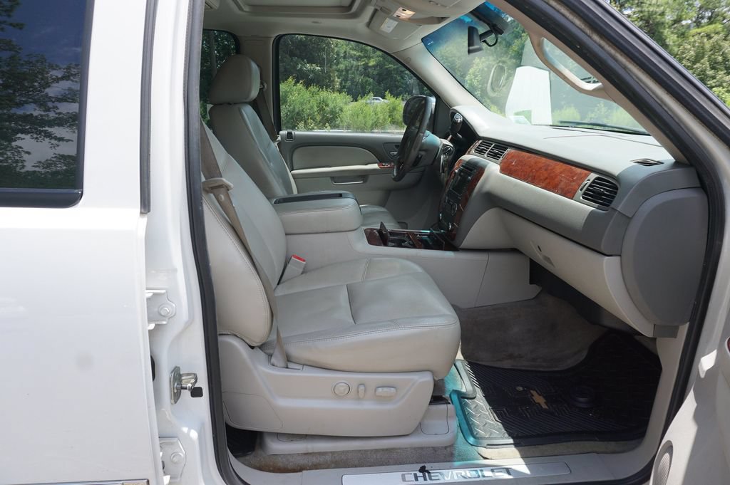 Used 2010 Chevrolet Avalanche LTZ RWD image 16