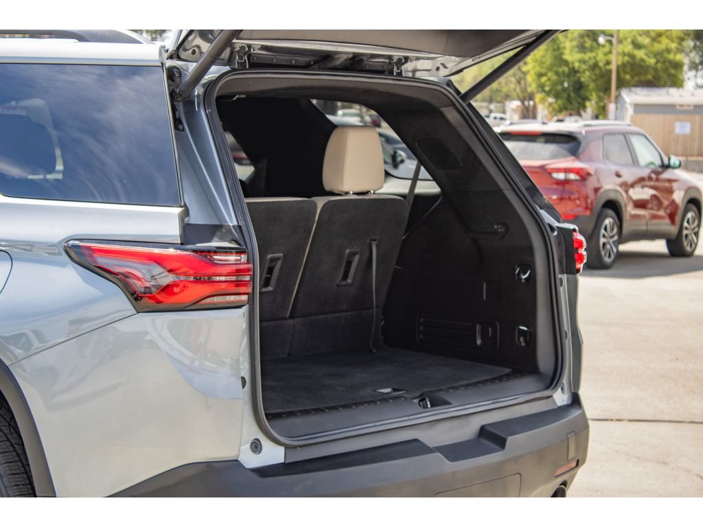 Used 2023 Chevrolet Traverse LT w/ LPO, Cargo Package AWD/4WD image 10