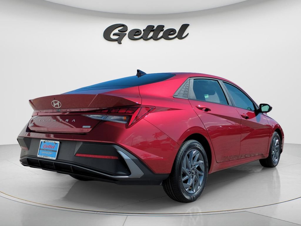 Used 2024 Hyundai Elantra Blue FWD image 5