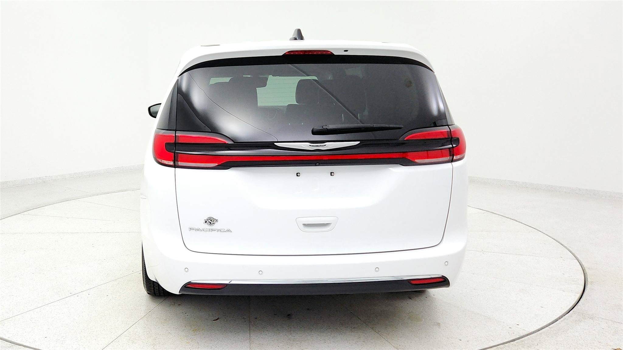 Used 2024 Chrysler Pacifica Touring-L FWD image 3