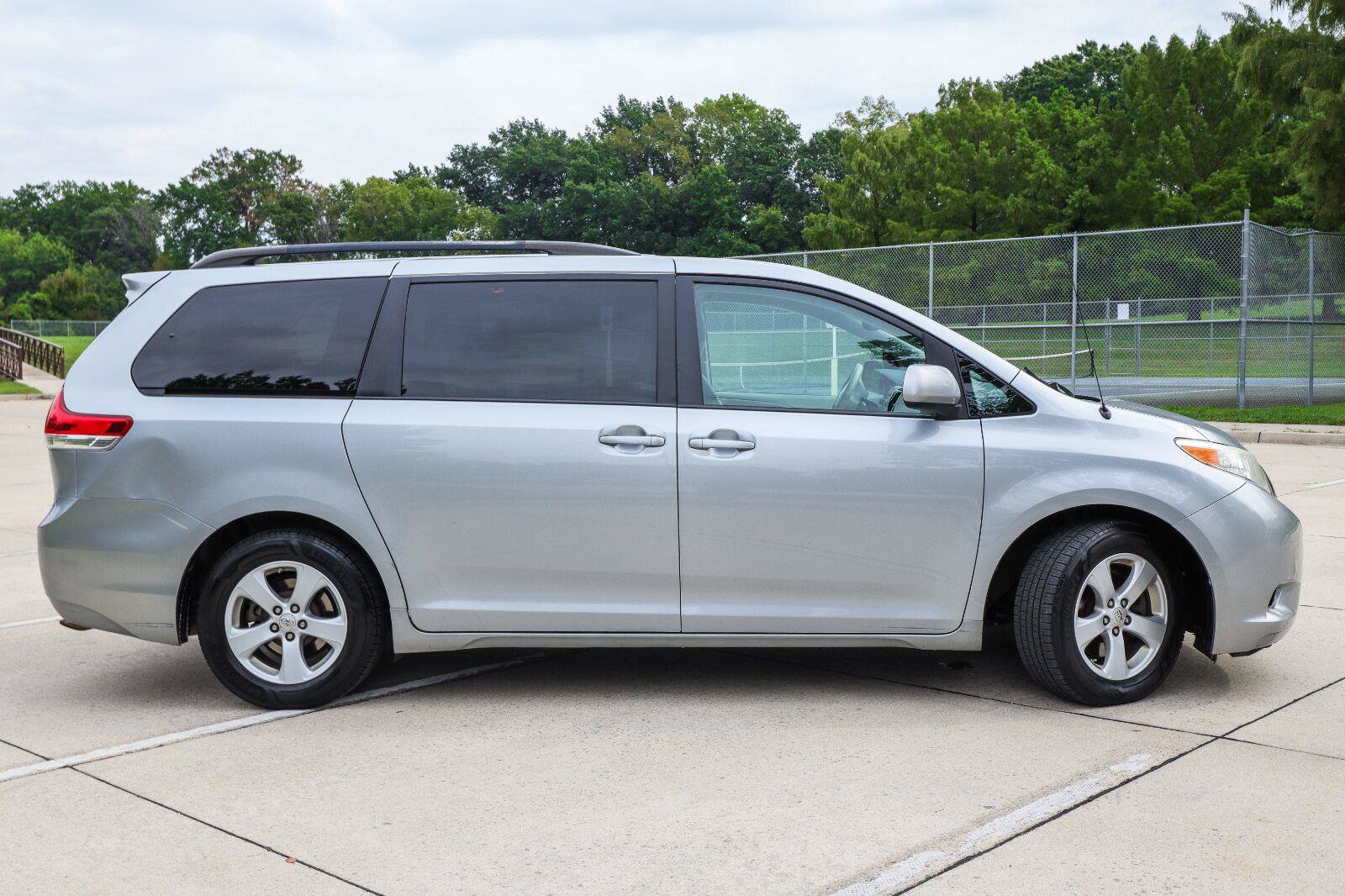 Used 2011 Toyota Sienna LE w/ Towing Pkg FWD image 5