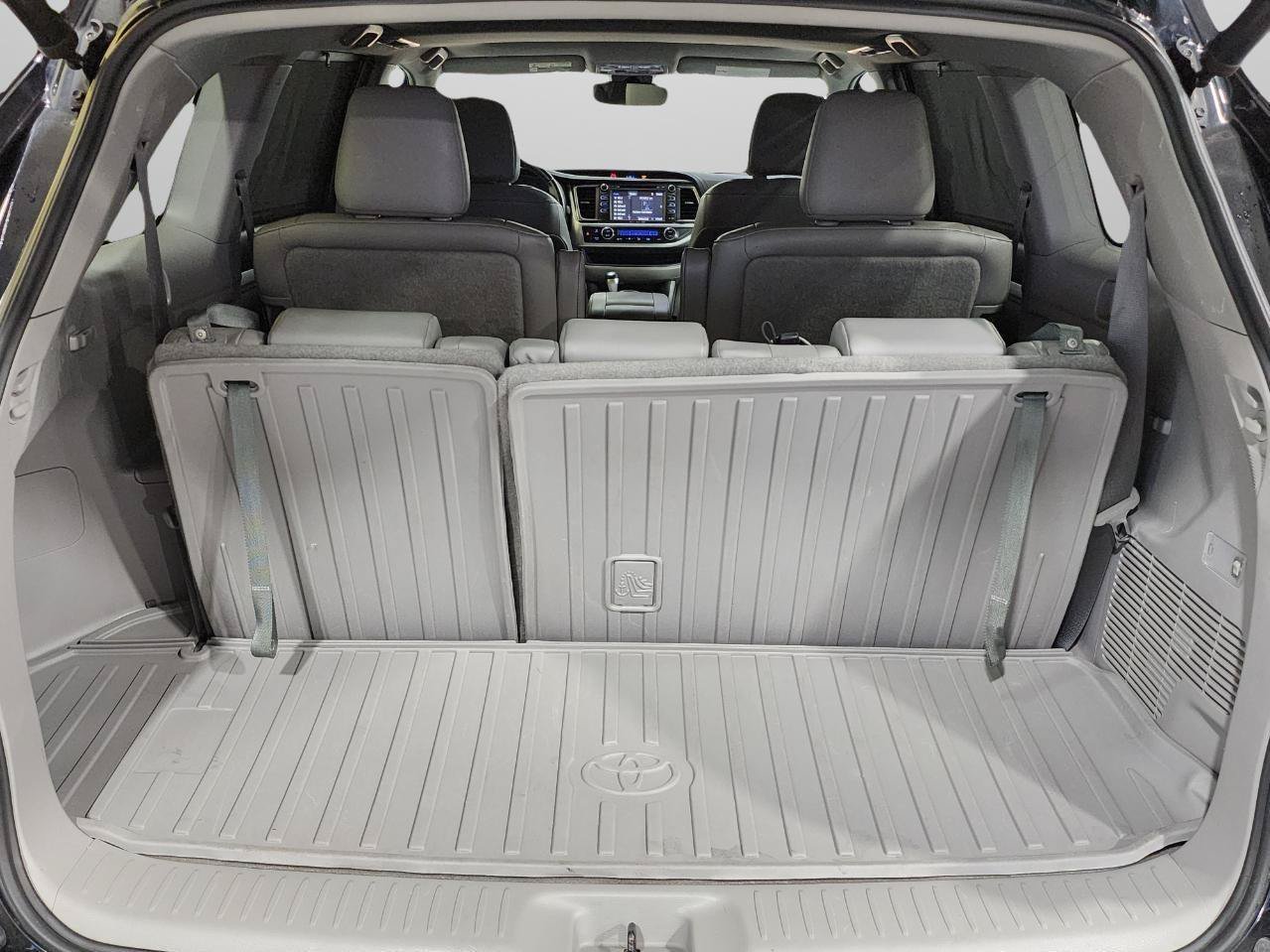 Used 2019 Toyota Highlander XLE AWD/4WD image 35