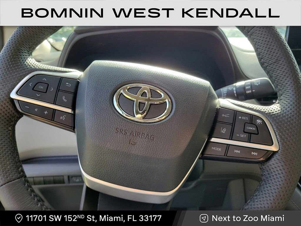 Used 2024 Toyota Sienna Limited image 16
