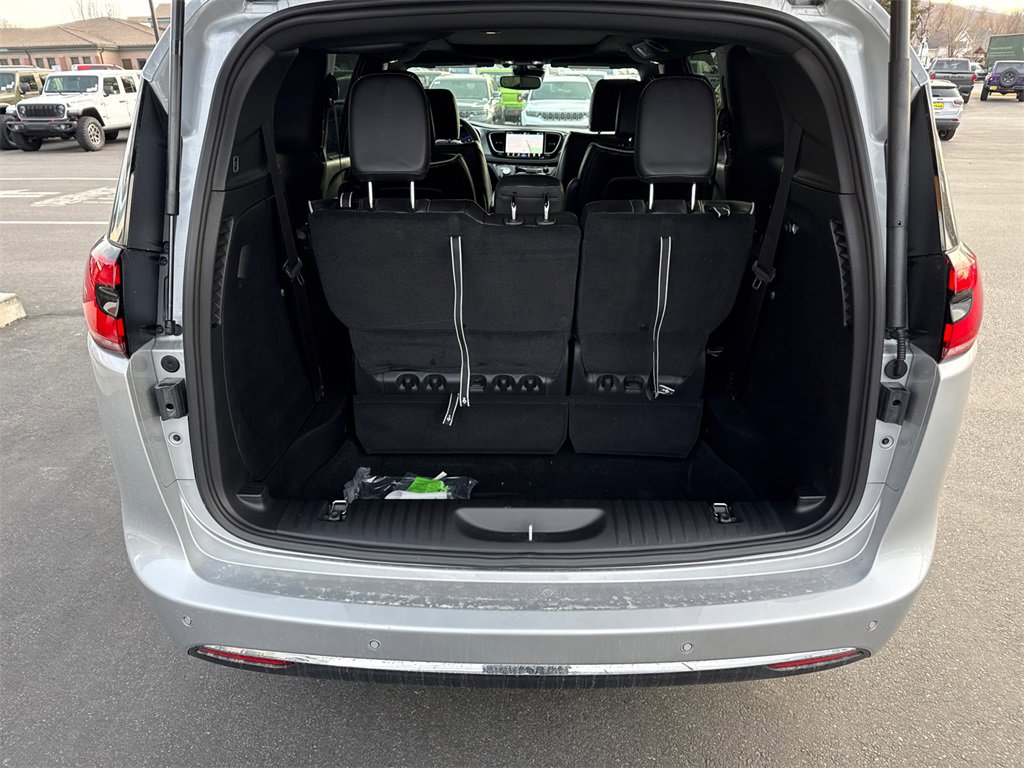 New 2026 Chrysler Pacifica Limited image 11