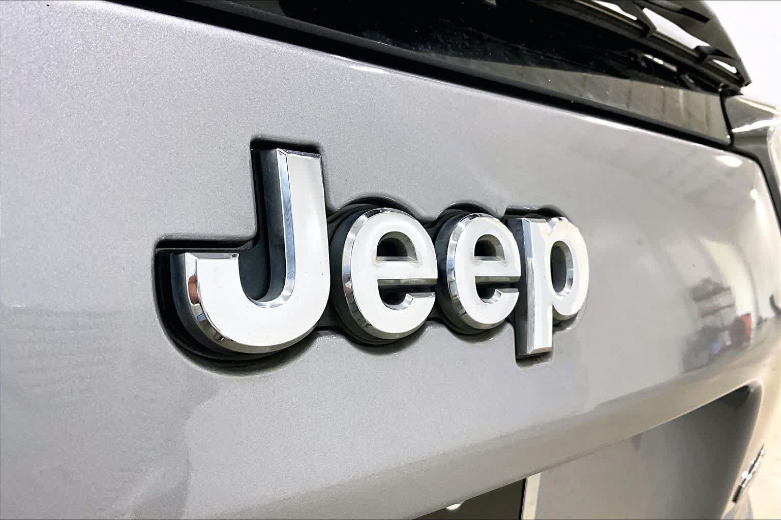 Used 2019 Jeep Cherokee Latitude w/ Cold Weather Group AWD/4WD image 30