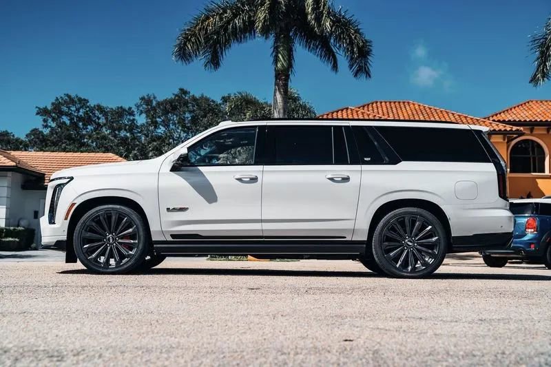 Used 2025 Cadillac Escalade ESV V AWD/4WD image 4