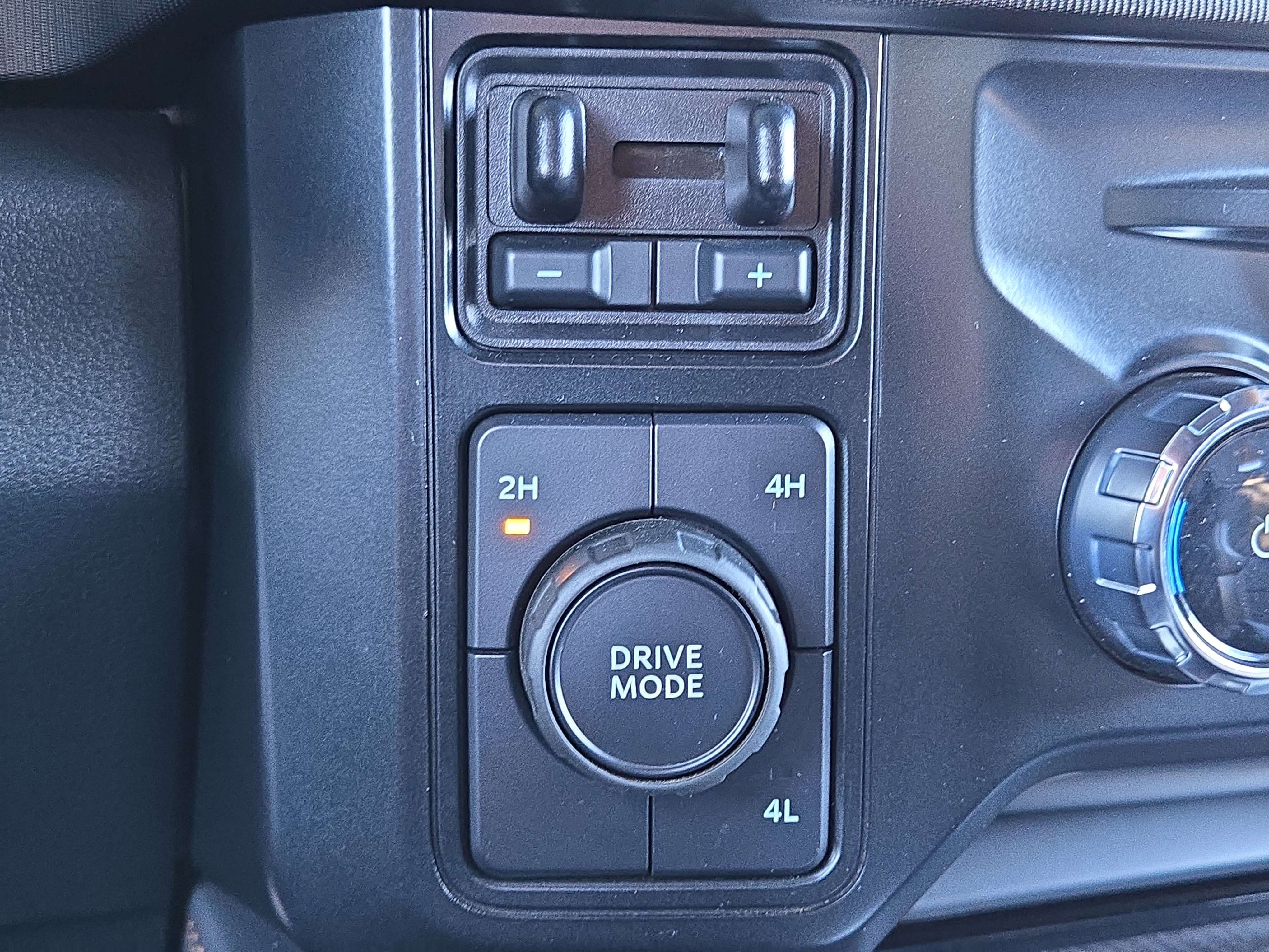 Used 2023 Ford F450 Platinum w/ FX4 Off-Road Package image 34