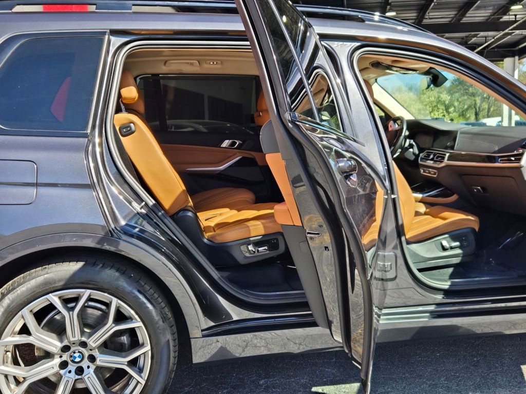 Used 2021 BMW X7 xDrive40i w/ Premium Package image 16