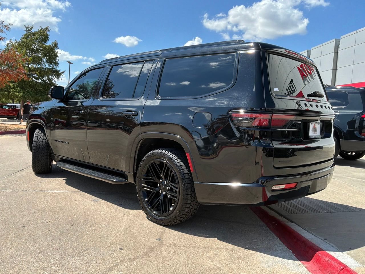 Used 2022 Jeep Wagoneer Series I AWD/4WD image 8