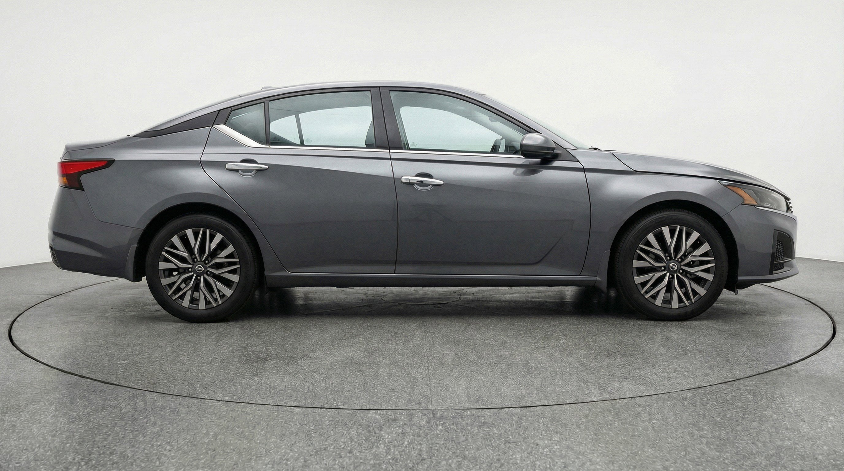 Used 2025 Nissan Altima 2.5 SV image 11