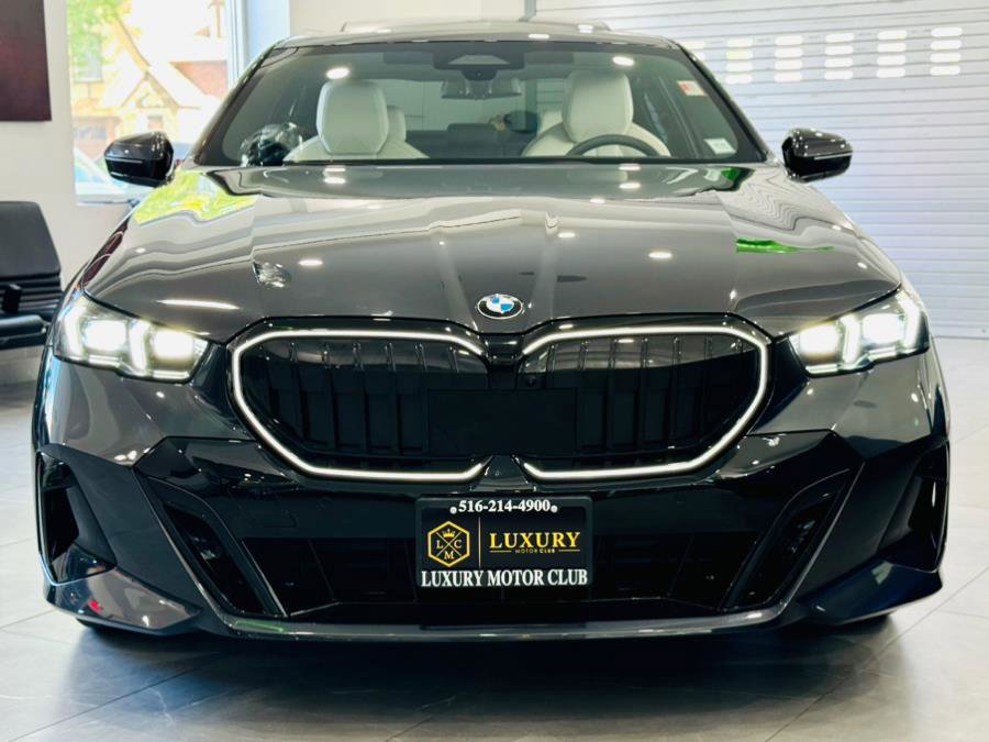 Used 2024 BMW 540i xDrive w/ Premium Package image 2