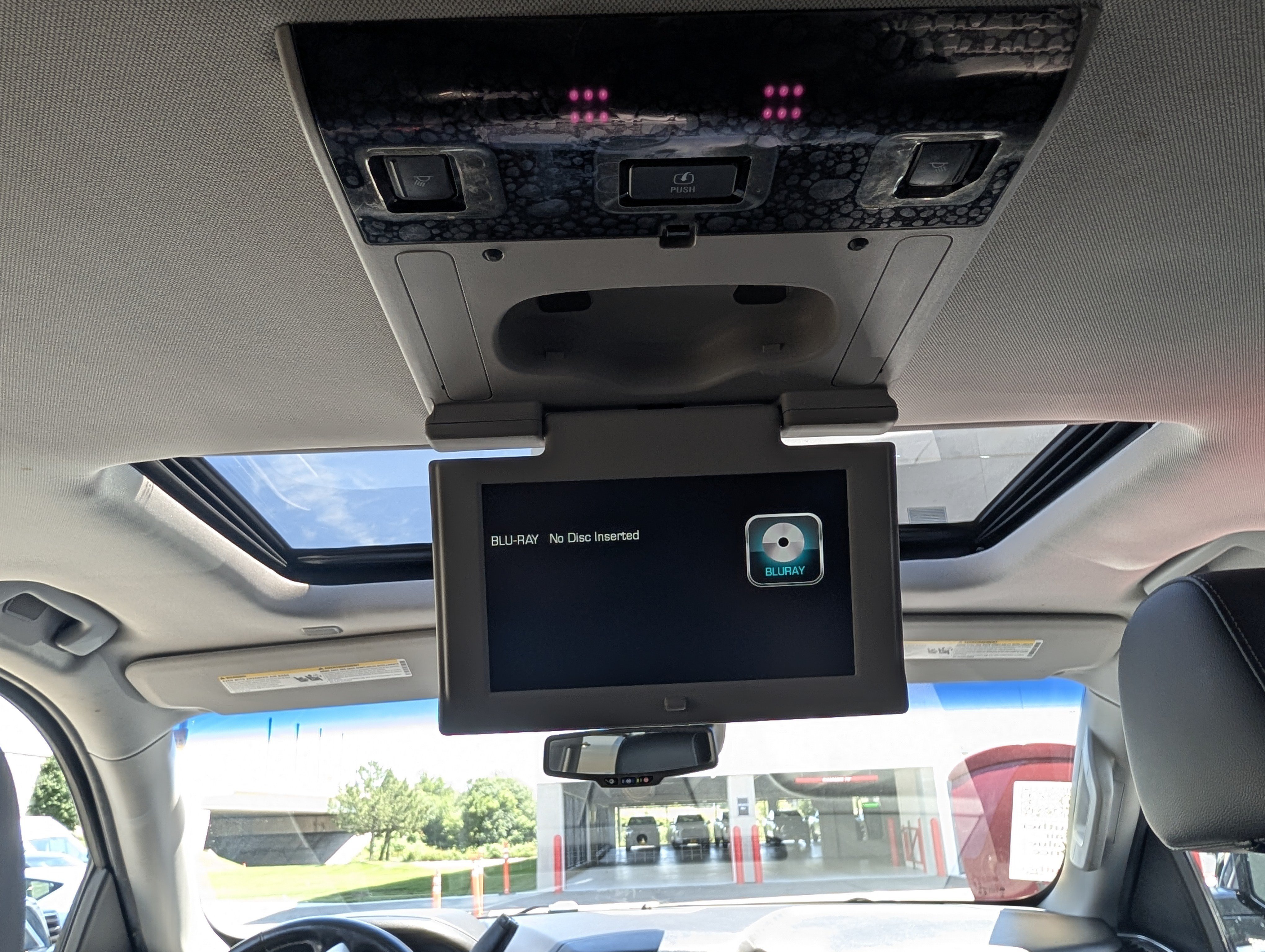 Used 2019 Chevrolet Suburban Premier AWD/4WD image 31