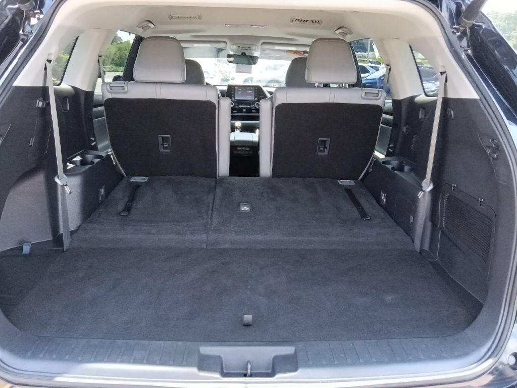 Used 2022 Toyota Highlander XLE AWD/4WD image 29