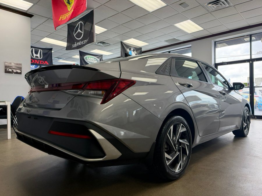 Used 2025 Hyundai Elantra Sport FWD image 17