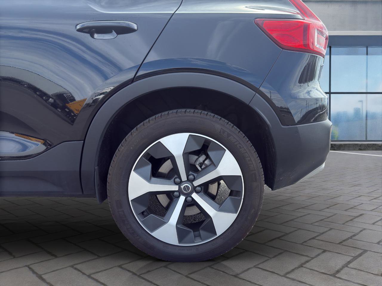 Used 2025 Volvo XC40 B5 Plus image 23