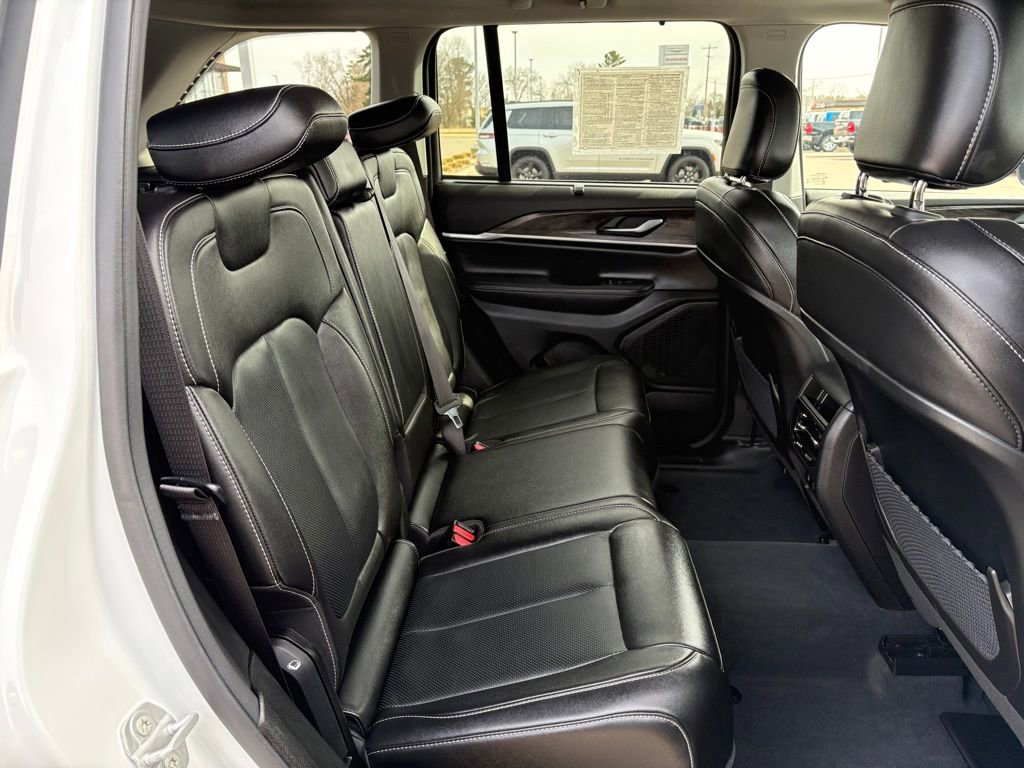 Certified 2023 Jeep Grand Cherokee Limited w/ Luxury Tech Group II AWD/4WD image 14