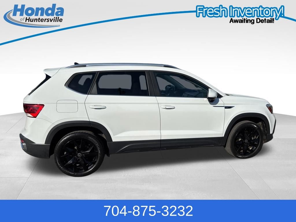 Used 2023 Volkswagen Taos SE w/ Panoramic Sunroof Package image 9