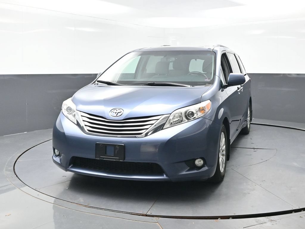 Used 2017 Toyota Sienna XLE w/ XLE Navigation Package FWD image 5