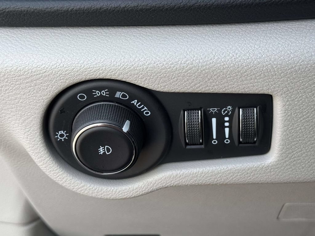 Used 2024 Chrysler Pacifica Touring-L FWD image 30