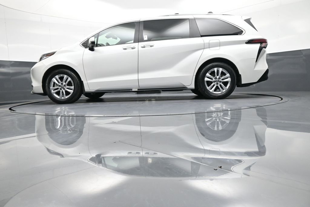 Certified 2025 Toyota Sienna Limited image 35