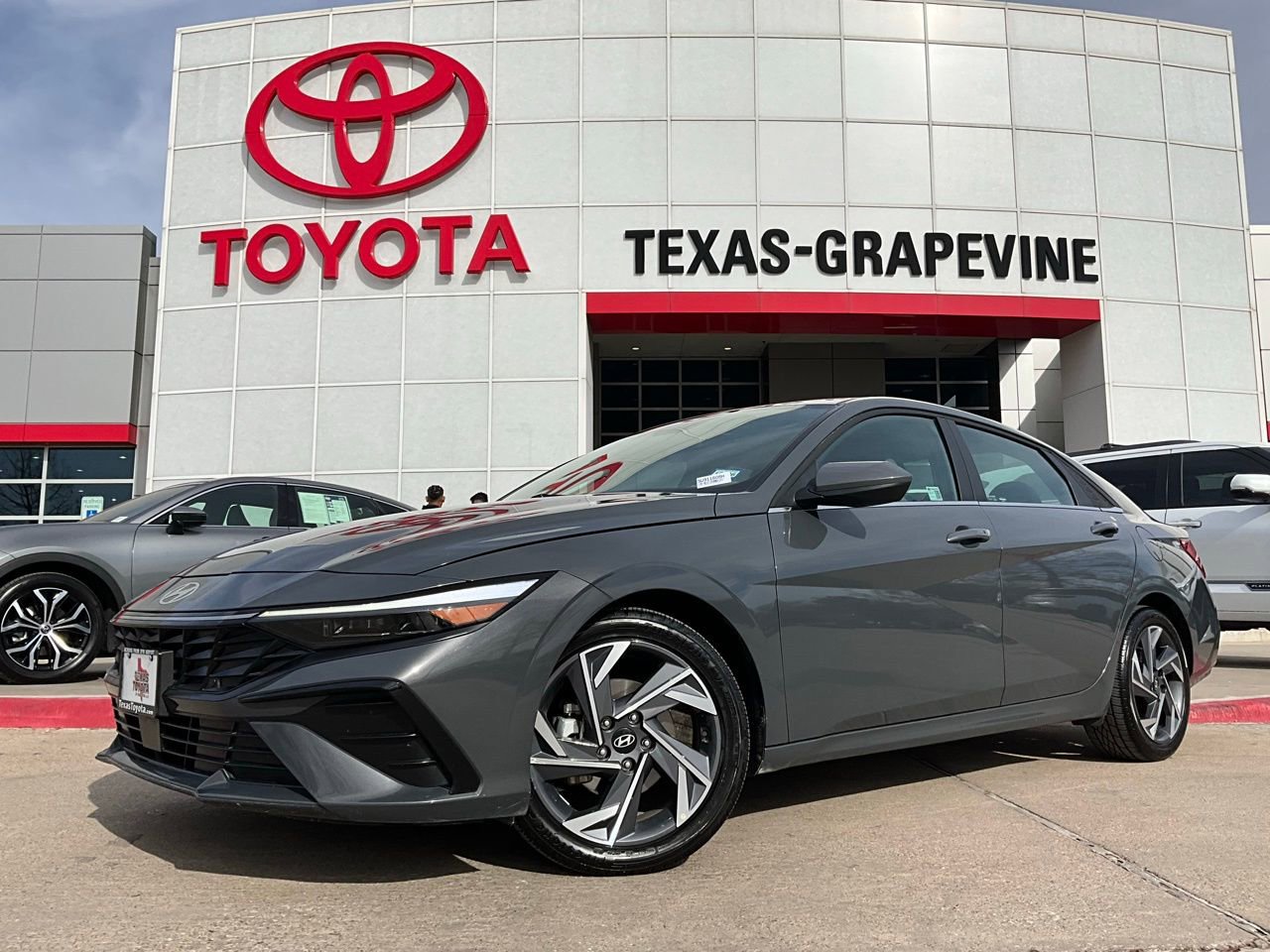 Used 2025 Hyundai Elantra SEL image 2