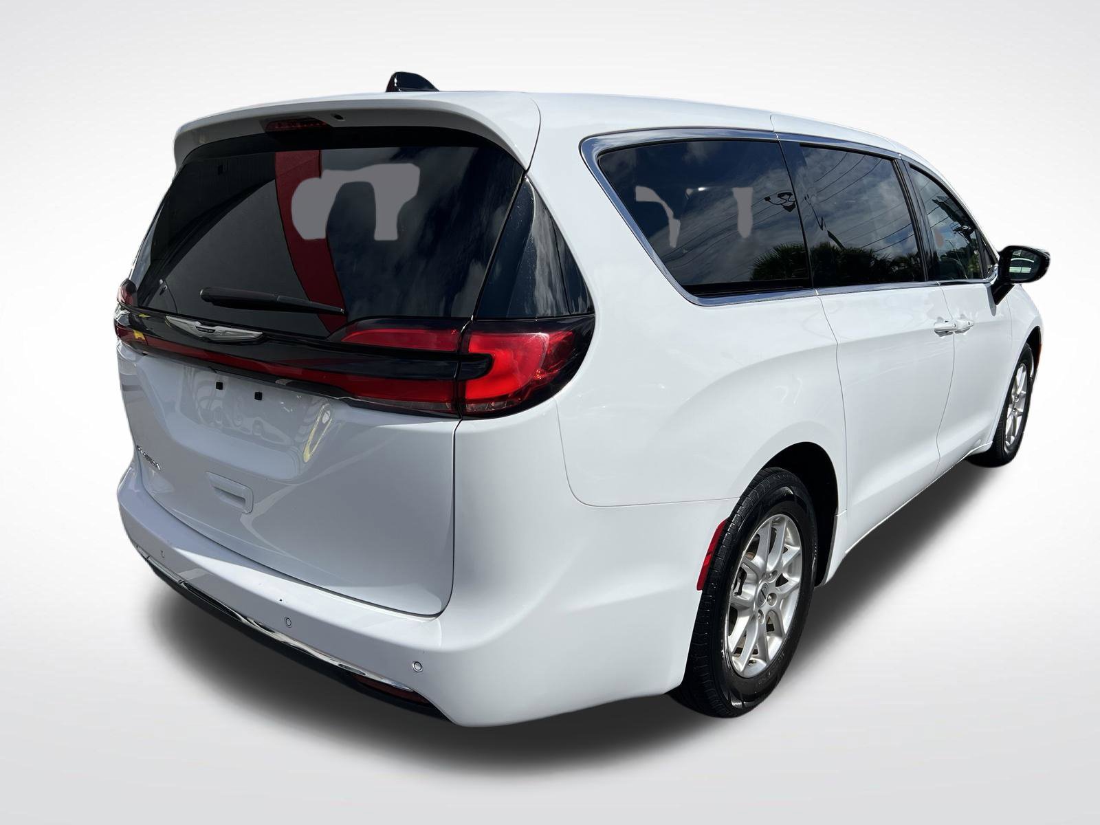 Used 2024 Chrysler Pacifica Touring-L FWD image 7