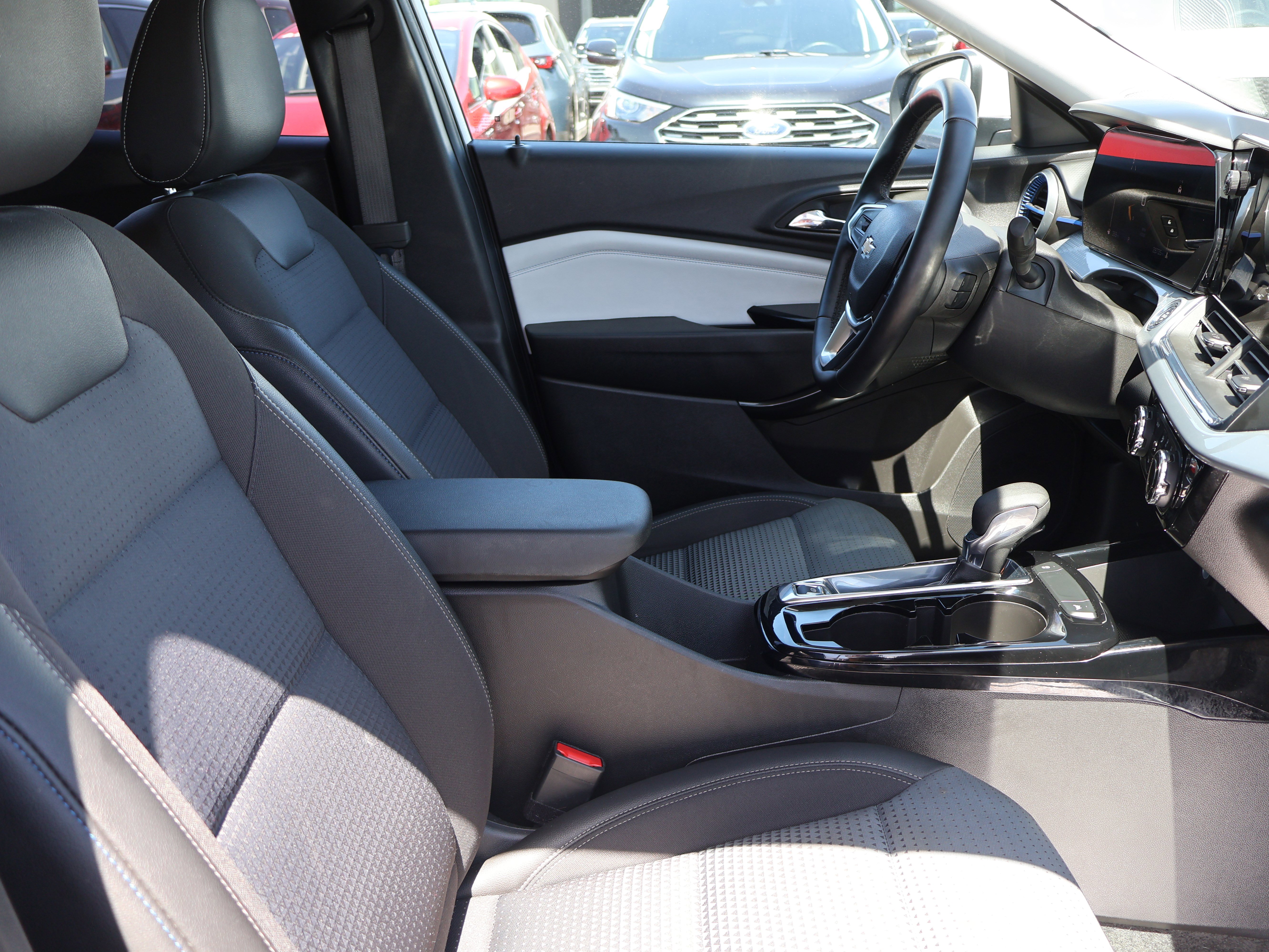 Used 2025 Chevrolet Trax LT w/ LT Convenience Package FWD image 8