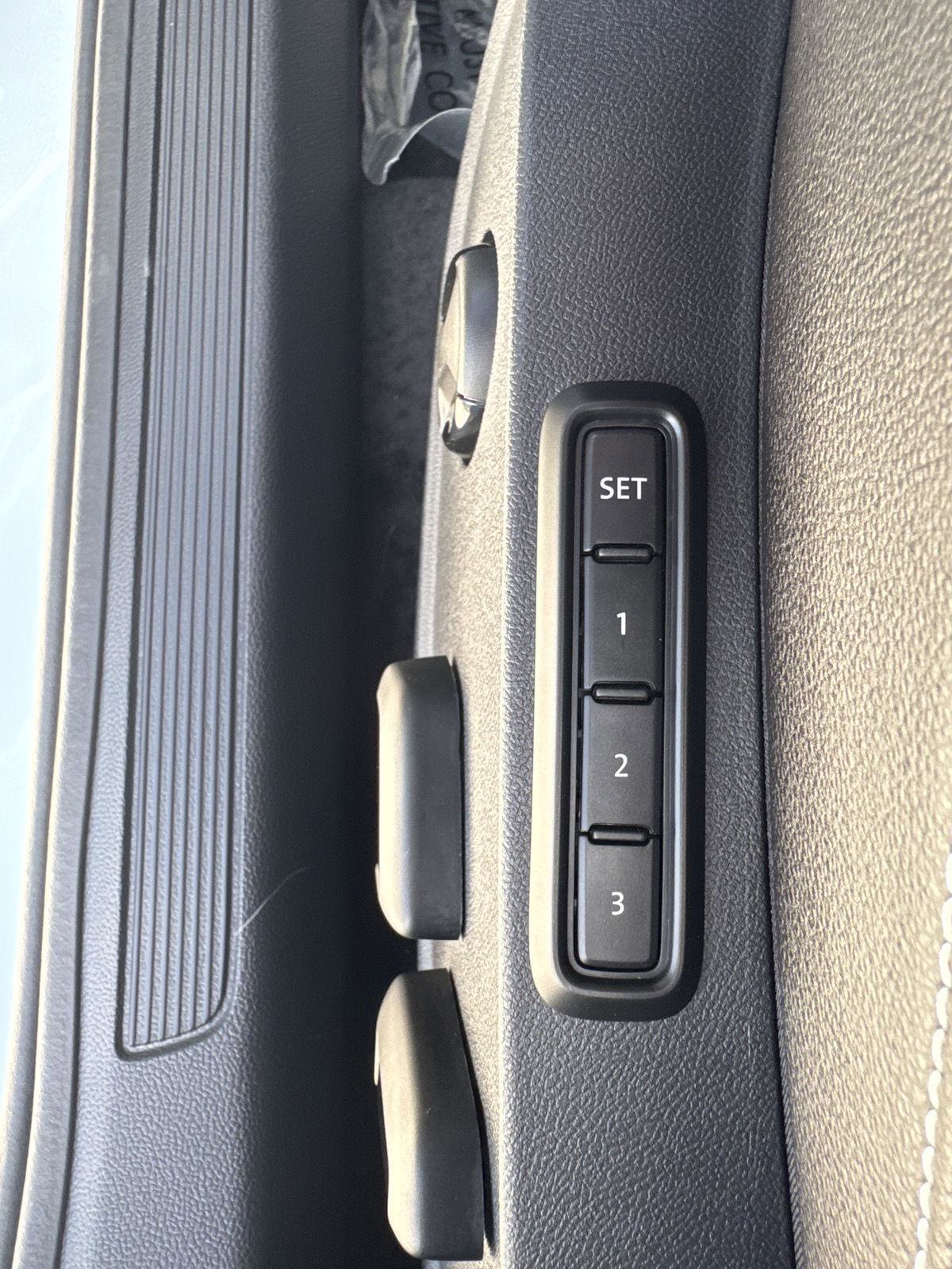 Used 2025 Volkswagen Jetta SEL image 14