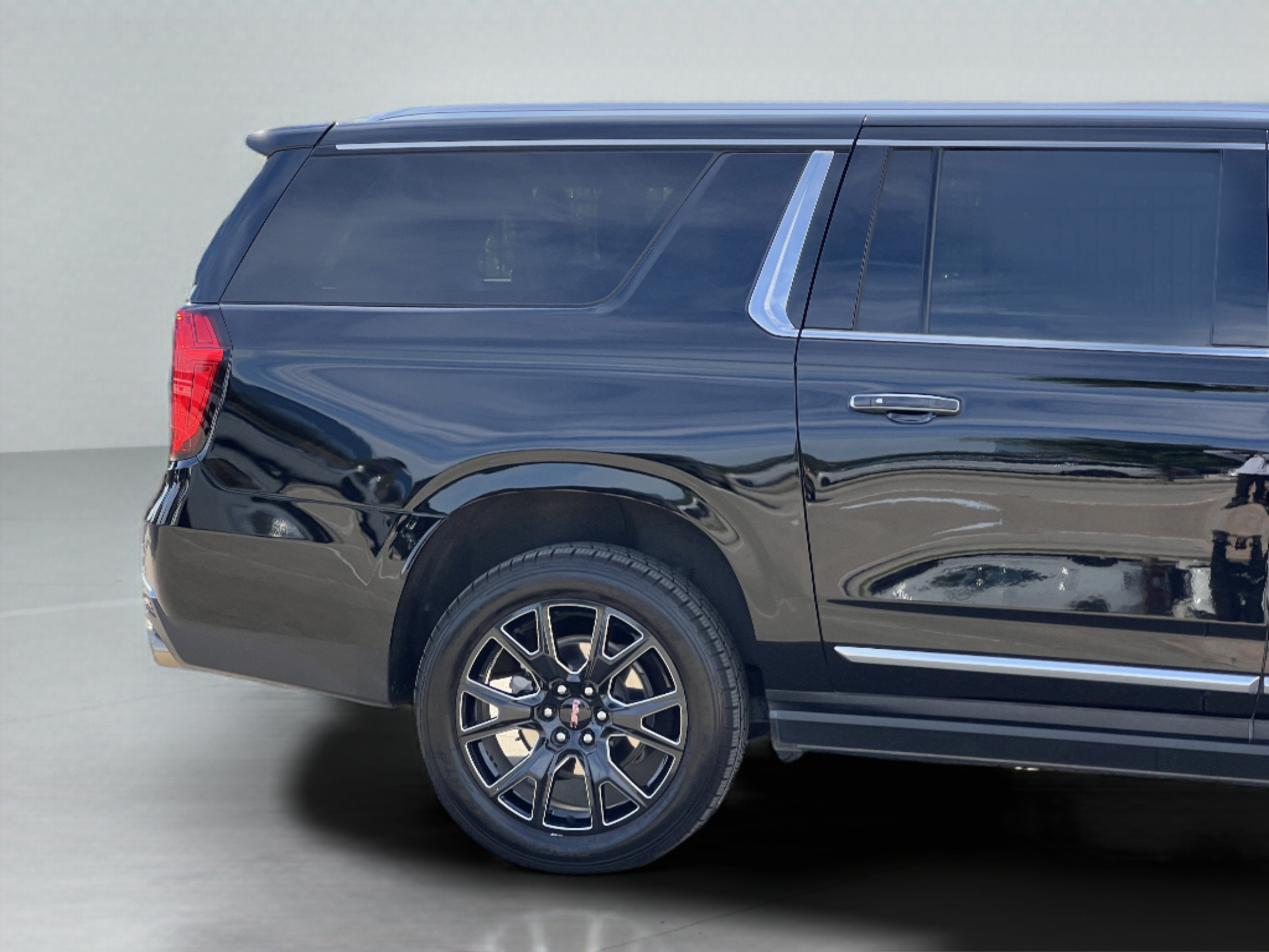 Used 2024 GMC Yukon XL Denali AWD/4WD image 11
