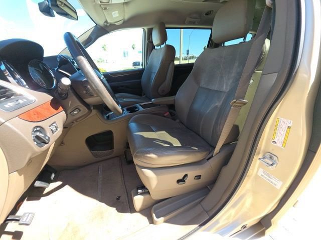 Used 2011 Chrysler Town & Country Limited image 14