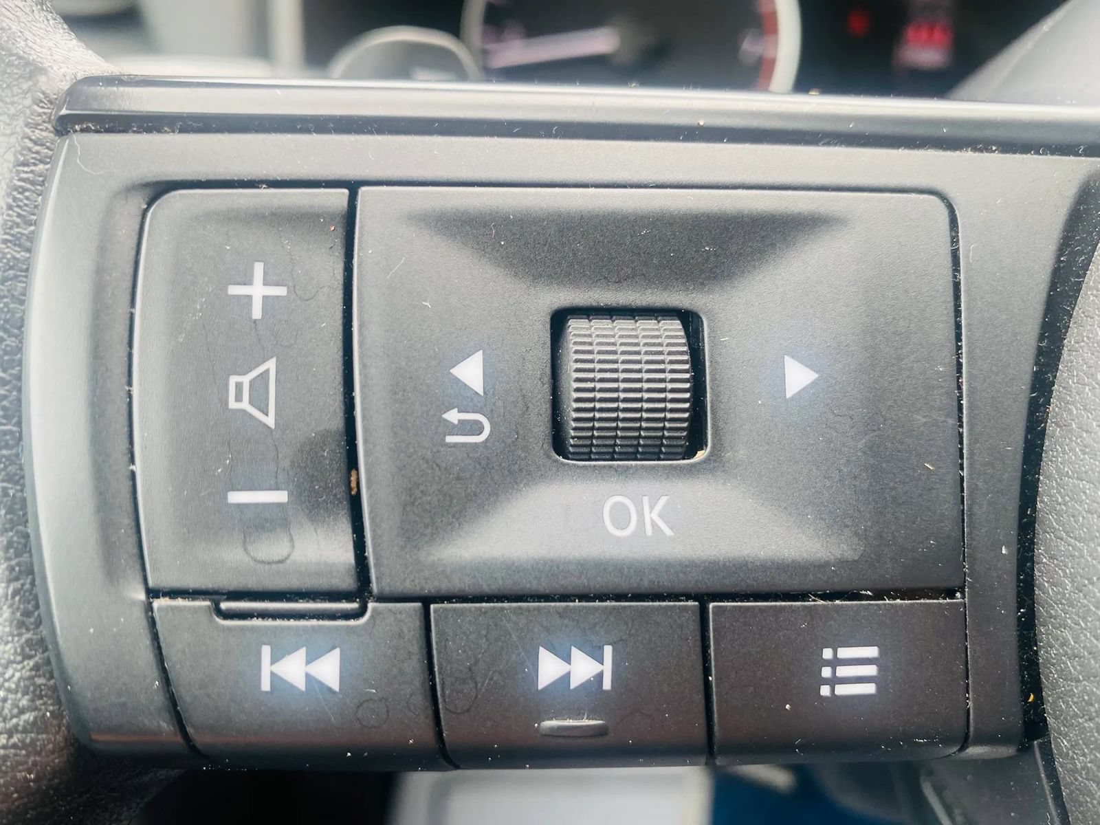 Used 2024 Nissan Rogue S FWD image 10